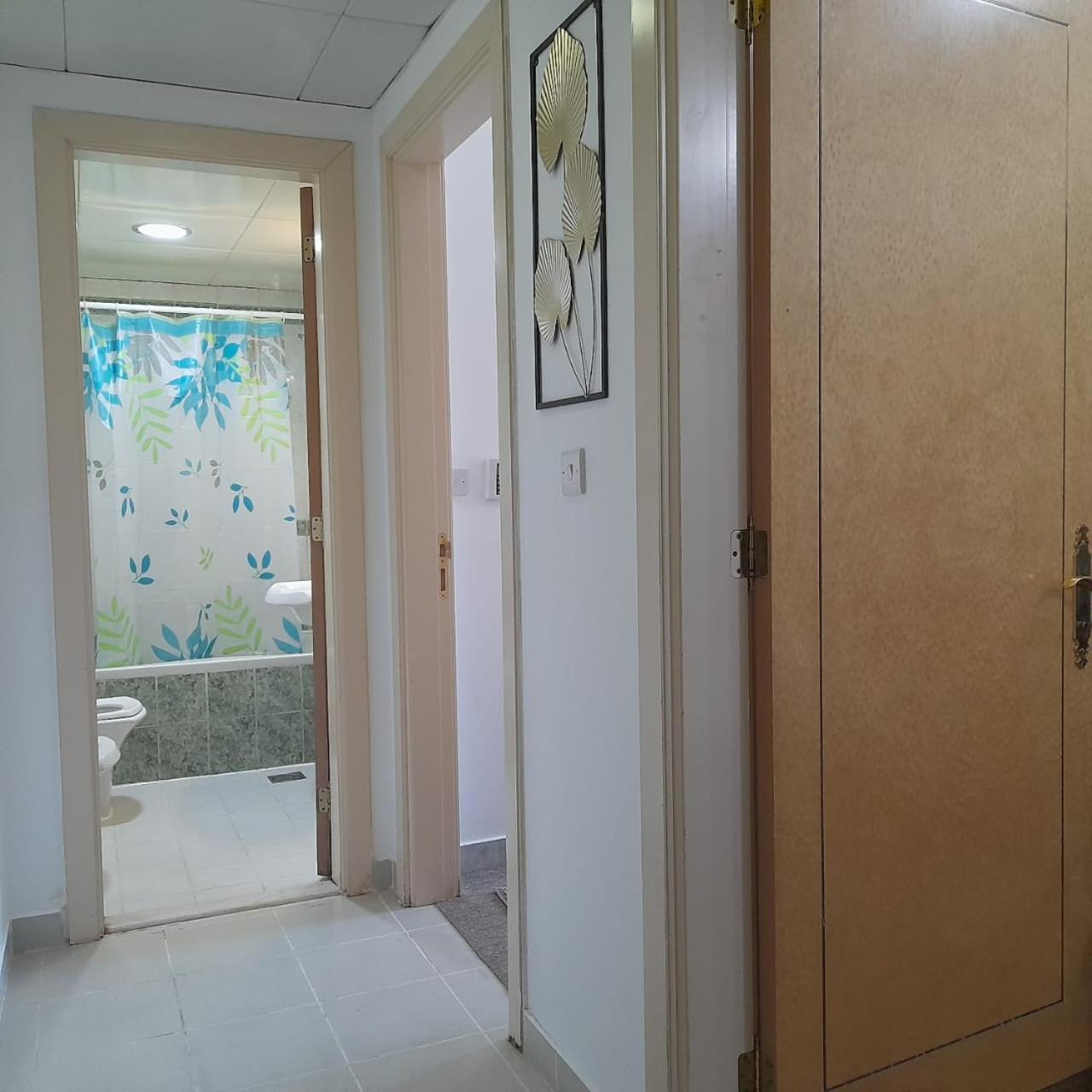 Homestay Twin With Shared Bathroom - No Parking Space Abu Dhabi